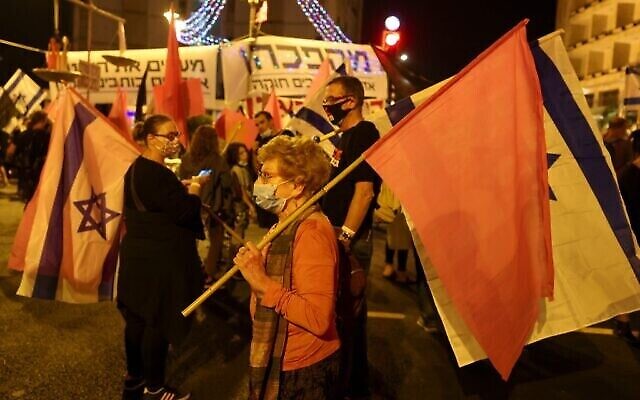Des manifestants rassemblés pour protester contre le Premier ministre Benjamin Netanyahu près de sa résidence à Jérusalem, le 17 octobre 2020. (Menahem Kahana/AFP)