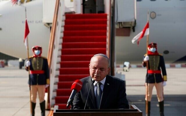 Le conseiller israélien à la sécurité nationale Meir Ben-Shabbat fait une déclaration lors de son arrivée à l'aéroport international de Bahreïn, le 18 octobre 2020. (Crédit : Ronen Zvulun / AFP) Le conseiller israélien à la sécurité nationale Meir Ben-Shabbat fait une déclaration lors de son arrivée à l'aéroport international de Bahreïn, le 18 octobre 2020. (Crédit : Ronen Zvulun / AFP)
