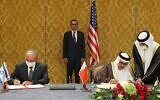Le conseiller à la sécurité nationale Meir Ben Shabbat, chef de la délégation israélienne (à gauche), et le ministre bahreïni des Affaires étrangères Abdullatif bin Rashid Al-Zayani, signent l'accord Israël-Bahreïn qui officialise les relations diplomatiques entre les deux pays, à Manama, capitale du Bahreïn, le 18 octobre 2020, sous les yeux du secrétaire au Trésor américain Steve Mnuchin (au centre). (Ronen Zvulun / Pool / AFP)