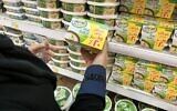 Une femme tient une boite de labneh turc dans un supermarché de Ryad, en Arabie saoudite, le 18 octobre 2020.(Crédit : FAYEZ NURELDINE / AFP)