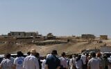Un groupe de chefs de mission de l'Union européenne ainsi que les ONG israéliennes Breaking the Silence et B'Tselem visitent les communautés palestiniennes de la région de Masafer Yatta dans les collines du sud d'Hébron, dont les maisons ont été déclarées par Israël "zone de tir 918", le 19 octobre 2020. (Crédit : HAZEM BADER / AFP)