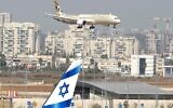 Un avion d'Etihad Airways transportant une délégation des Émirats arabes unis (EAU) lors d'une première visite officielle, atterrit à l'aéroport israélien Ben Gurion près de Tel Aviv, le 20 octobre 2020. (JACK GUEZ / AFP)