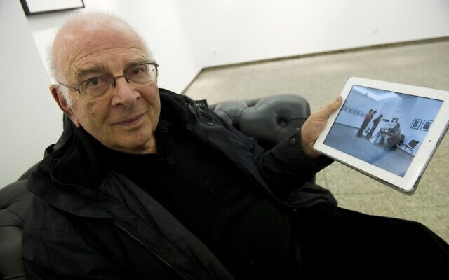 Le photographe d'origine italienne Frank Horvat lors du vernissage de son exposition « A Trip Through A Mind (The iPad Exhibition) » à la galerie Hiltawsky de Berlin, le 15 mars 2012. (Crédit : John MACDOUGALL / AFP) Le photographe d'origine italienne Frank Horvat lors du vernissage de son exposition « A Trip Through A Mind (The iPad Exhibition) » à la galerie Hiltawsky de Berlin, le 15 mars 2012. (Crédit : John MACDOUGALL / AFP)