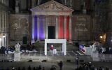 Le président français Emmanuel Macron, au centre, rend hommage à Samuel Paty dans la cour de l'Université de la Sorbonne, à Paris, le 21 octobre 2020. (Crédit : François Mori / POOL / AFP)
