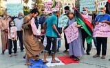 Des manifestants piétinent un drapeau français pour protester contre les propos d'Emmanuel Macron, à Tripoli, le  25 octobre 2020. (Crédit : Mahmud TURKIA / AFP)