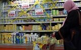 Des rayons des supermarchés de produits français barrés après un appel au boycott du président turc Recep Tayyip Erdogan, en signe de protestation contre les caricatures du prophète Mohamed publiées dans les médias français, à Amman, le 26 octobre 2020. (Crédit : MAZRAAWI / AFP)