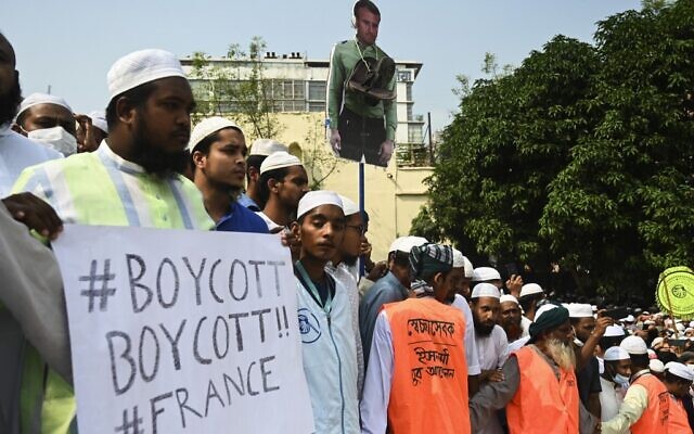Des manifestants du parti Islami Andolan Bangladesh manifestent contre la France, à Dhaka, au Bangledesh, le 27 octobre 2020. (Crédit : Munir UZ ZAMAN / AFP) Des manifestants du parti Islami Andolan Bangladesh manifestent contre la France, à Dhaka, au Bangledesh, le 27 octobre 2020. (Crédit : Munir UZ ZAMAN / AFP)