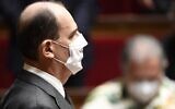 Le Premier ministre français Jean Castex observe une minute de silence à l'Assemblée nationale en hommage aux victimes d'une attaque au couteau à Nice, alors que les députés se préparent à voter sur les mesures prises pour enrayer la propagation du nouveau coronavirus, à Paris, le 29 octobre 2020. (Crédit : Bertrand GUAY / AFP)