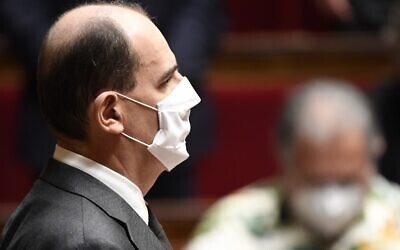Le Premier ministre français Jean Castex observe une minute de silence à l'Assemblée nationale en hommage aux victimes d'une attaque au couteau à Nice, alors que les députés se préparent à voter sur les mesures prises pour enrayer la propagation du nouveau coronavirus, à Paris, le 29 octobre 2020. (Crédit : Bertrand GUAY / AFP)