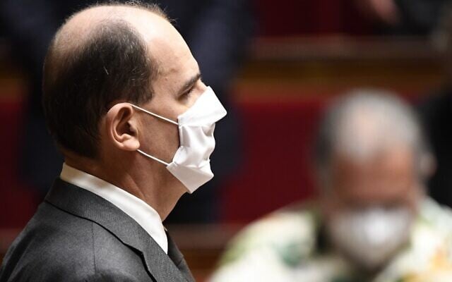 Le Premier ministre français Jean Castex observe une minute de silence à l'Assemblée nationale en hommage aux victimes d'une attaque au couteau à Nice, alors que les députés se préparent à voter sur les mesures prises pour enrayer la propagation du nouveau coronavirus, à Paris, le 29 octobre 2020. (Crédit : Bertrand GUAY / AFP)