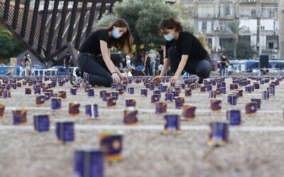 Des Israéliens allument 25 000 bougies sur la place Rabin à Tel Aviv, le 29 octobre 2020, pour le 25e anniversaire de l'assassinat de l'ancien Premier ministre Yitzhak Rabin. (Photo par JACK GUEZ / AFP)