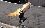 Illustration : un Palestinien lance un cocktail Molotov contre les forces de sécurité israéliennes lors d'affrontements près de la ville d'Hébron en Cisjordanie, le 11 octobre 2015. (AFP / Hazem Bader)
