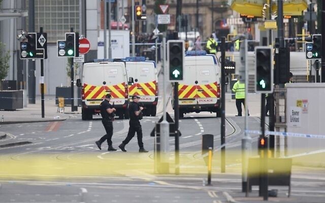 Illustration : Une patrouille de police armée près du Manchester Arena après une attaque terroriste meurtrière à Manchester, dans le nord-ouest de l'Angleterre, le 23 mai 2017. (AFP / Oli SCARFF) Illustration : Une patrouille de police armée près du Manchester Arena après une attaque terroriste meurtrière à Manchester, dans le nord-ouest de l'Angleterre, le 23 mai 2017. (AFP / Oli SCARFF)