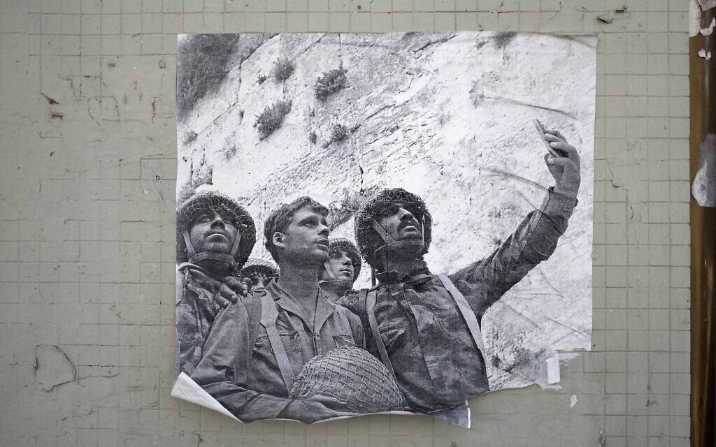 Un collage d'une photo iconique modifiée de 1967 par David Rubinger. (Lord K2)