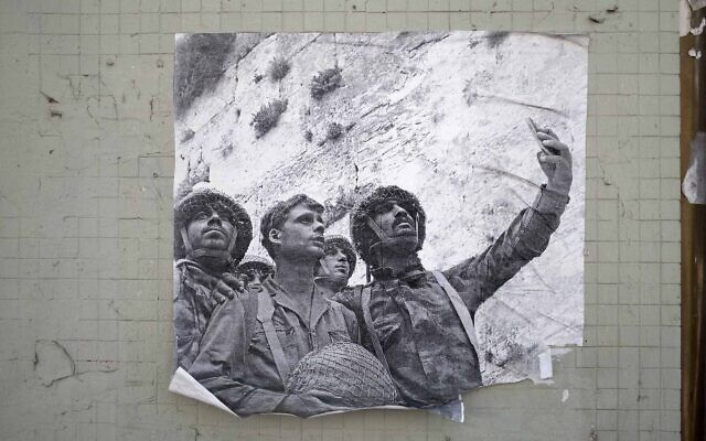 Un collage d'une photo iconique modifiée de 1967 par David Rubinger. (Lord K2)