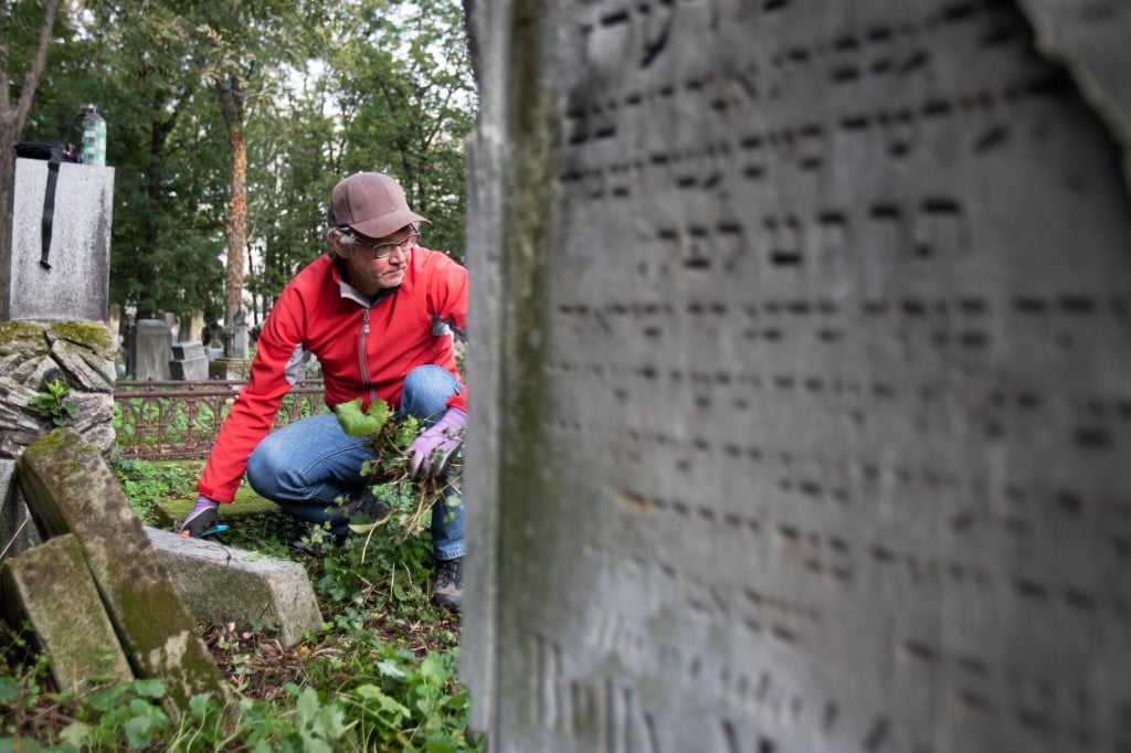 Un bénévole nettoie l'ancien cimetière juif de Waehring, à Vienne, le 18 octobre 2020. (Crédit : ALEX HALADA / AFP) Un bénévole nettoie l'ancien cimetière juif de Waehring, à Vienne, le 18 octobre 2020. (Crédit : ALEX HALADA / AFP)