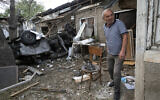 Un homme dans la cour d'une maison détruite par les bombardements de l'artillerie azerbaïdjanaise à Stepanakert, la région séparatiste du Haut-Karabakh, le 9 octobre 2020. (AP Photo)
