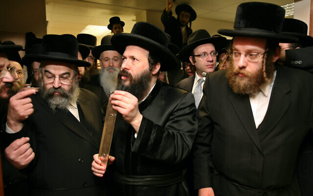 Le rabbin du mouvement hassidique Bobov à New York Mordechai Dovid Unger, au centre, dans la nouvelle synagogue Bobov à Lampard Grove, Stamford Hill, à Londres (Crédit : In Pictures Ltd./Corbis via Getty Images via JTA) Le rabbin du mouvement hassidique Bobov à New York Mordechai Dovid Unger, au centre, dans la nouvelle synagogue Bobov à Lampard Grove, Stamford Hill, à Londres (Crédit : In Pictures Ltd./Corbis via Getty Images via JTA)