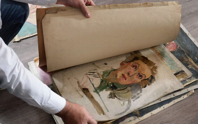 Quelques-unes des 700 peintures de l'artiste juive Gertrud Kauders qu'elle a cachées dans la maison d'une camarade de classe pendant la Shoah. (Amos Chapple/RFE/RL via JTA)