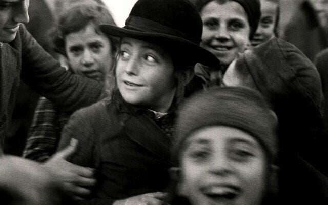 Photographie de Roman Vishniac d'écoliers juifs à Mukacevo, en Europe de l'Est, dans les années 1930. (© Mara Vishniac Kohn, autorisation du Centre international de la photographie)