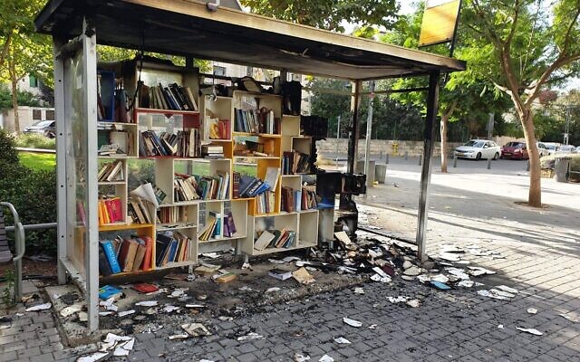 La Station de Lecture du Park HaMesilah à Jérusalem après avoir été incendiée par des vandales, le 25 octobre 2020. (Crédit : municipalité de Jérusalem) La Station de Lecture du Park HaMesilah à Jérusalem après avoir été incendiée par des vandales, le 25 octobre 2020. (Crédit : municipalité de Jérusalem)