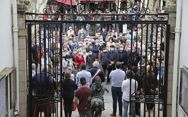 Des citoyens observent une minute de silence pour le professeur d'histoire Samuel Paty, le 21 octobre 2020, à Saint-Jean-de-Luz, dans le sud-ouest de la France. (Crédit : AP / Bob Edme)