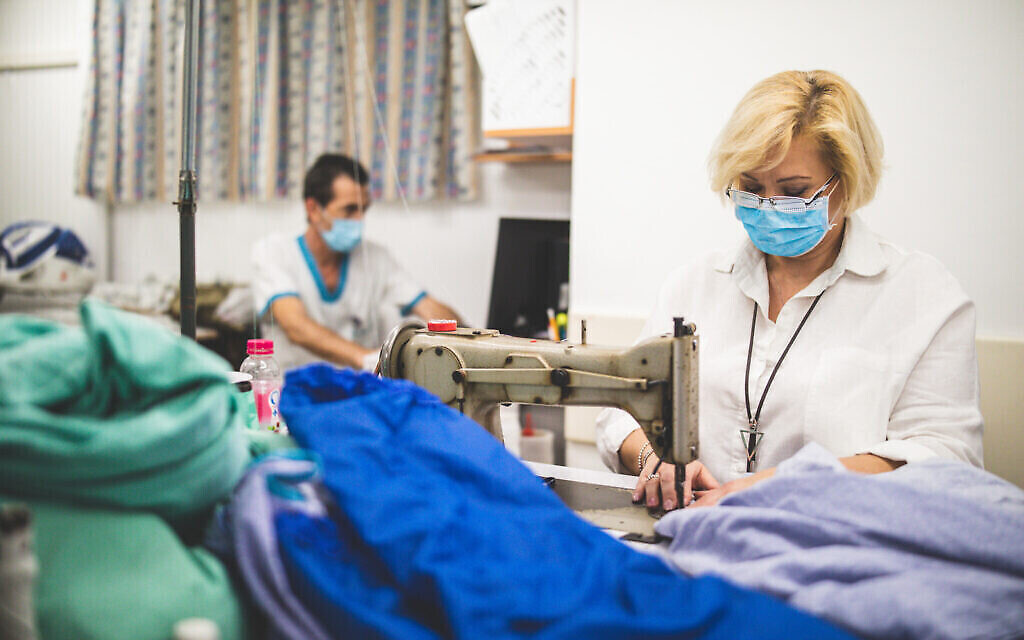 Les membres du personnel du centre médical Bnai Zion de Haïfa pendant la pandémie de coronavirus en 2020. (Autorisation : Micha Brickman)