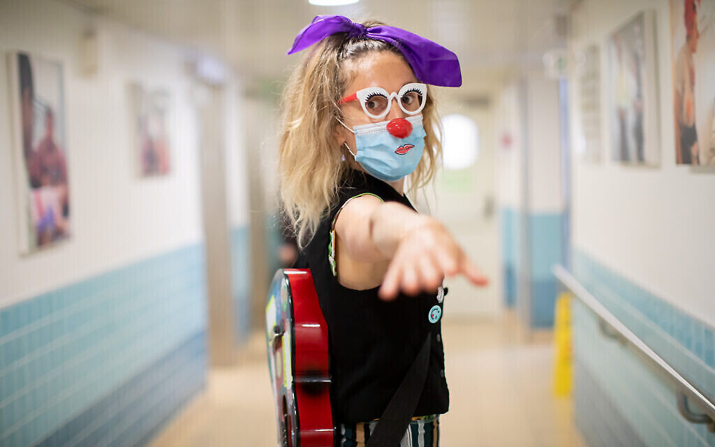 Un clown intervenant au centre médical Bnai Zion de Haïfa, auprès des malades, pendant la pandémie de coronavirus, en 2020. (Autorisation : Micha Brickman)