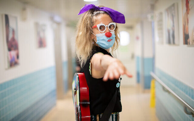 Un clown intervenant au centre médical Bnai Zion de Haïfa, auprès des malades, pendant la pandémie de coronavirus, en 2020. (Autorisation : Micha Brickman)