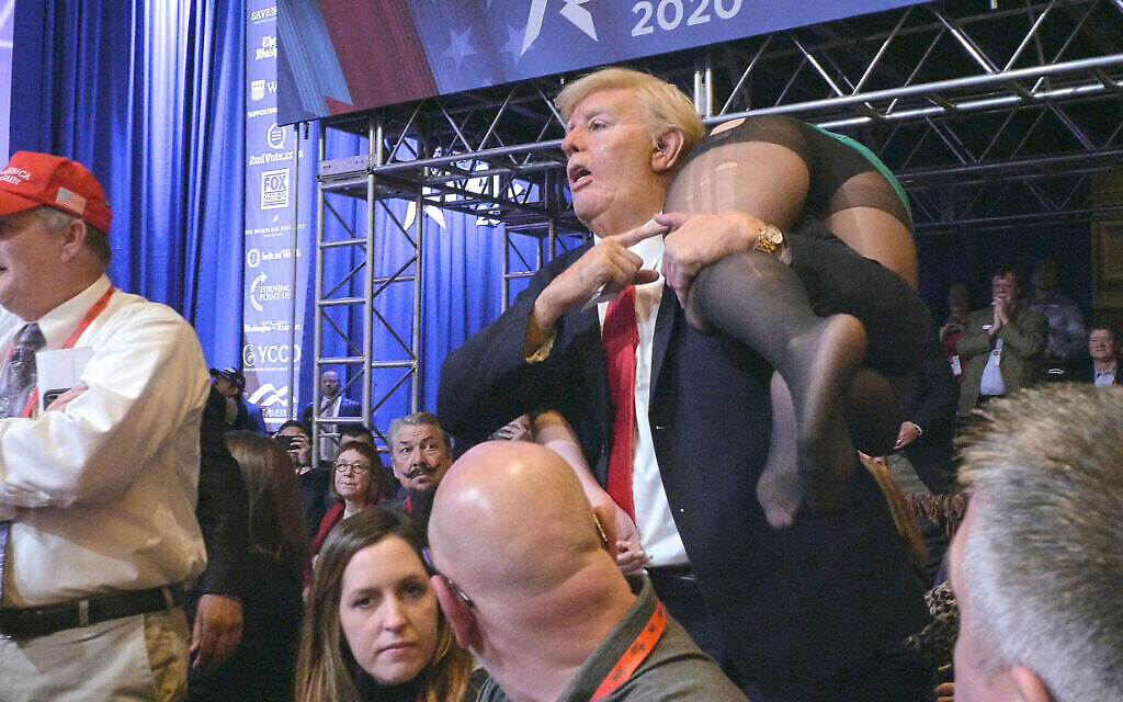 Une photo de Sacha Baron Cohen déguisé en président des États-Unis Donald Trump, interrompant le discours du vice-président Mike Pence à la Conservative Political Action Conference, tirée de "Borat Subsequent Moviefilm : Delivery of Prodigious Bribe to American Regime for Make Benefit Once Glorious Nation of Kazakhstan". (Autorisation Amazon)