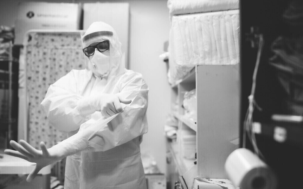 Un membre du personnel du centre médical Bnai Zion de Haïfa pendant la pandémie de coronavirus en 2020. (Autorisation : Micha Brickman)