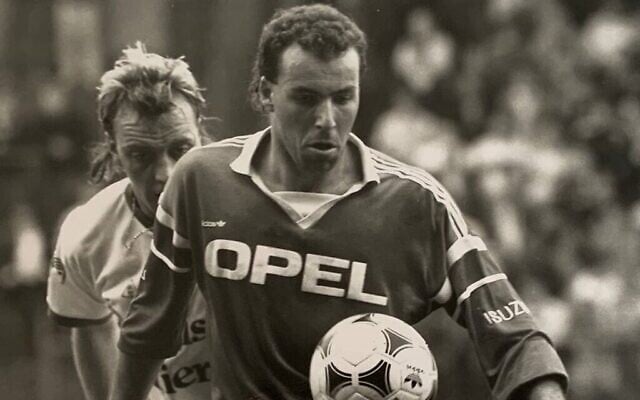 La légende du football israélien Ronny Rosenthal en action. (Autorisation)