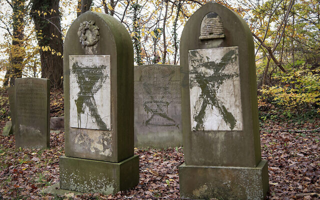 Cette photo prise le 10 novembre 2019 montre des pierres tombales recouvertes de graffitis verts et certaines renversées au cimetière juif d'Oestre Kirkegaard à Randers, au Danemark (Crédit : Bo Amstrup / Ritzau Scanpix / AFP) / Denmark OUT) Cette photo prise le 10 novembre 2019 montre des pierres tombales recouvertes de graffitis verts et certaines renversées au cimetière juif d'Oestre Kirkegaard à Randers, au Danemark (Crédit : Bo Amstrup / Ritzau Scanpix / AFP) / Denmark OUT)