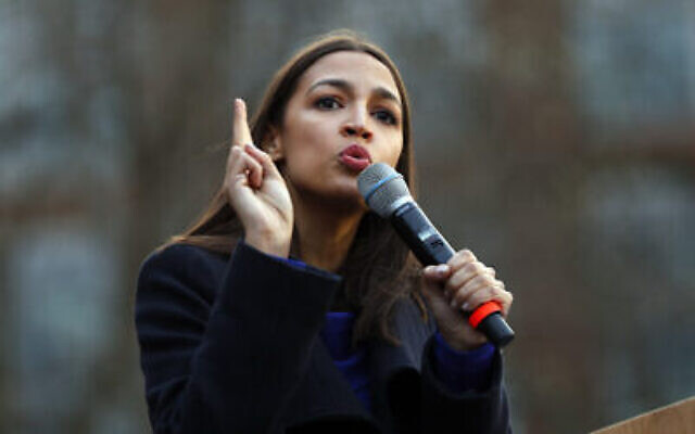 La représentante démocrate Alexandria Ocasio-Cortez de New York prend la parole lors d'un gala électoral pour la campagne du candidat aux primaires démocrate Bernie Sanders, à l'Université du Michigan à Ann Arbor, Michigan, le 8 mars 2020. (AP Photo / Paul Sancya, File)