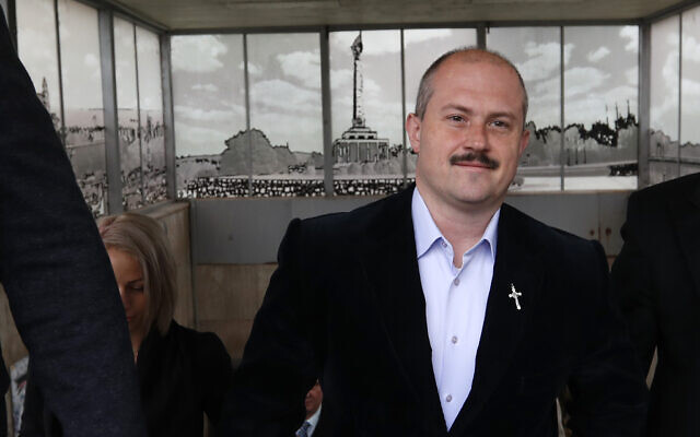 Marian Kotleba, président du Parti populaire d'extrême droite Notre Slovaquie, arrive à la Cour suprême de Bratislava, en Slovaquie. (AP Photo / Petr David Josek) Marian Kotleba, président du Parti populaire d'extrême droite Notre Slovaquie, arrive à la Cour suprême de Bratislava, en Slovaquie. (AP Photo / Petr David Josek)