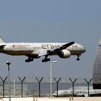 Un avion d'Etihad Airways se prépare à atterrir à l'aéroport d'Abou Dhabi aux Émirats arabes unis, le 4 mai 2014. (AP Photo/Kamran Jebreili, File)