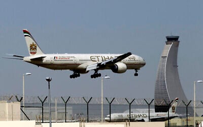 Un avion d'Etihad Airways se prépare à atterrir à l'aéroport d'Abou Dhabi aux Émirats arabes unis, le 4 mai 2014. (AP Photo/Kamran Jebreili, File)