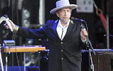 L’auteur-compositeur-interprète américain Bob Dylan sur scène du festival « Les Vieilles Charrues » à Carhaix, dans l'ouest de la France, le 22 juillet 2012. (Crédit : AP / David Vincent)