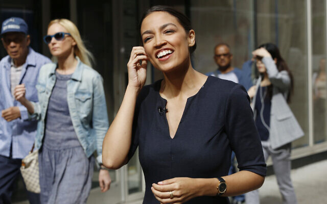 Alexandria Ocasio-Cortez, gagnante des primaires démocrates au congrès pour New York, s'adresse aux médias à New York, le 25 juin 2018. (Crédit : AP Photo/Mark Lennihan)