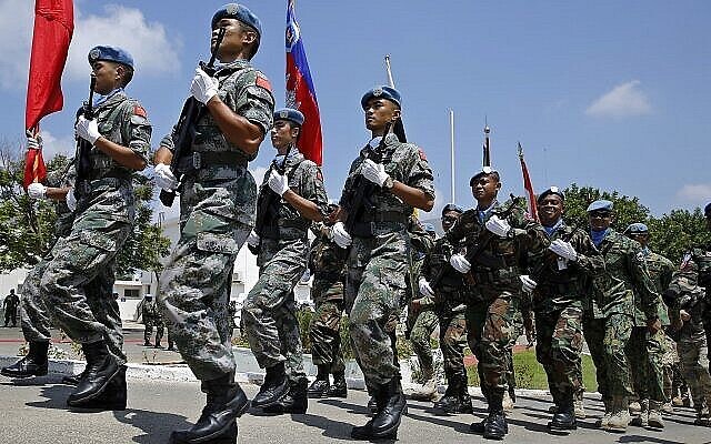 Les soldats de la paix de l'ONU défilent lors d'une cérémonie marquant le transfert d'autorité entre le chef de mission sortant et le nouveau chef de mission au quartier général de la FINUL dans la ville de Naqoura, au Liban, le 7 août 2018. (AP/Bilal Hussein) Les soldats de la paix de l'ONU défilent lors d'une cérémonie marquant le transfert d'autorité entre le chef de mission sortant et le nouveau chef de mission au quartier général de la FINUL dans la ville de Naqoura, au Liban, le 7 août 2018. (AP/Bilal Hussein)