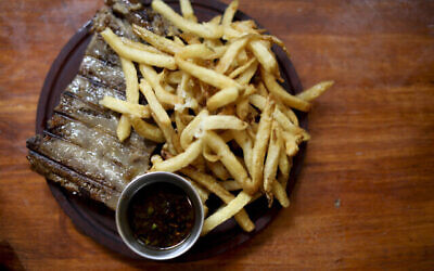 Illustration : Un steak végétal accompagné de frites servi au restaurant vegan "La Reverde" à Buenos Aires, le 30 juin 2019. (Crédit : AP Photo/Natacha Pisarenko)