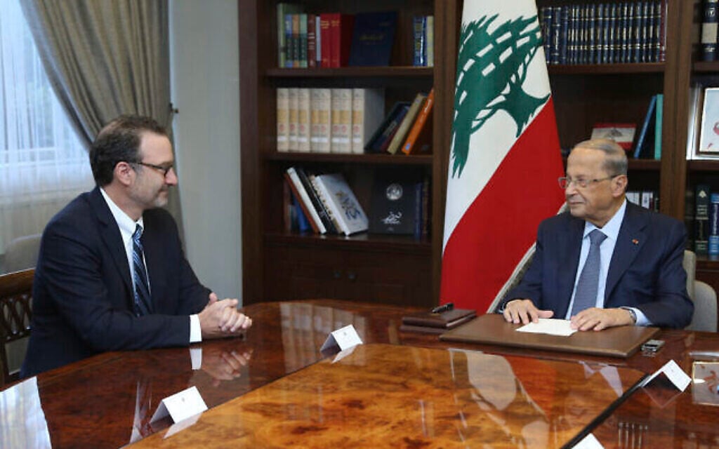 Le président libanais Michel Aoun, à droite, rencontre David Schenker, secrétaire d'État adjoint américain pour les affaires du Proche-Orient, au palais présidentiel de Baabda, à l'est de Beyrouth, au Liban, le 10 septembre 2019. (Crédit : Dalati Nohra/AP)