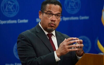 Sur cette photo d'archive du 27 mai 2020, le procureur général du Minnesota, Keith Ellison, répond aux questions lors d'une conférence de presse à Saint-Paul, Minnesota. (John Autey / Pioneer Press via AP, Pool)