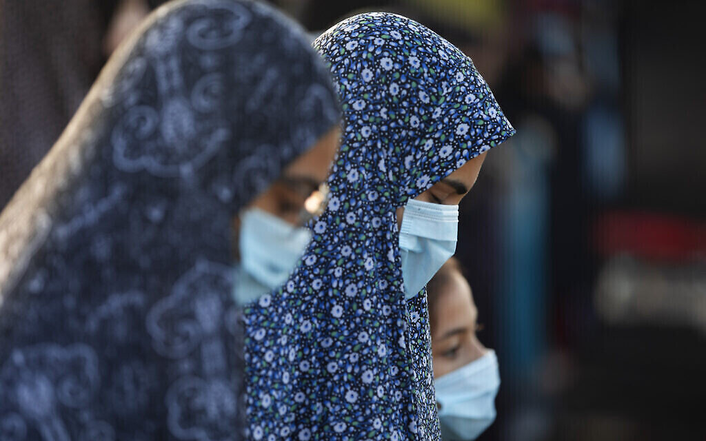 Des fidèles musulmanes portant des masques faciaux font la prière de l'Aïd al-Adha dans un parc, car les mosquées sont limitées à dix personnes suite aux mesures prises par le gouvernement pour aider à stopper la propagation du coronavirus, dans la ville mixte arabo-juive de Jaffa, près de Tel Aviv, en Israël, le vendredi 31 juillet 2020. (AP Photo/Oded Balilty)