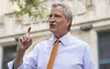 Le maire de New York, Bill de Blasio, s'adresse aux journalistes après avoir visité l'école élémentaire New Bridges dans l'arrondissement de Brooklyn à New York pour observer les procédures de sécurité liées à la pandémie, le 19 août 2020. (Crédit : AP Photo / John Minchillo, File)