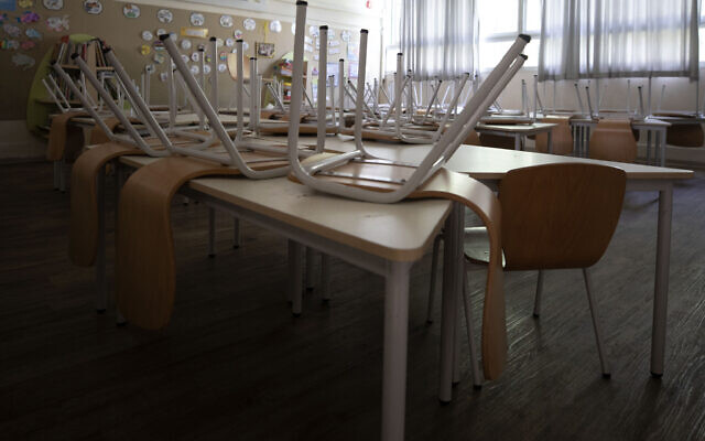 La classe d'une école élémentaire vide après le début du confinement national visant à lutter contre l'épidémie de coronavirus à Tel Aviv, en Israël, le 17 septembre 2020. (Crédit : AP Photo/Sebastian Scheiner)
