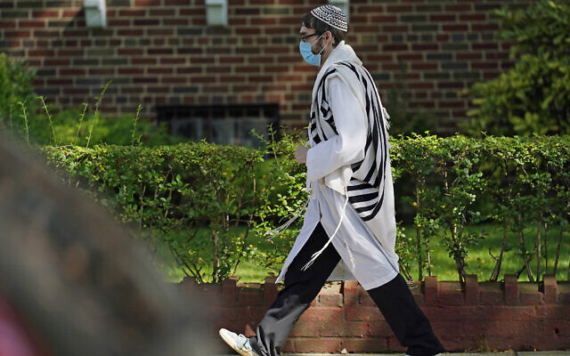 Un juif orthodoxe traverse le quartier de Midwood à Brooklyn, le 28 septembre 2020, à l'occasion de Yom Kippour. (AP Photo/Kathy Willens) Un juif orthodoxe traverse le quartier de Midwood à Brooklyn, le 28 septembre 2020, à l'occasion de Yom Kippour. (AP Photo/Kathy Willens)