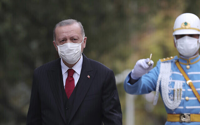 Le président turc Recep Tayyip Erdoğan inspecte une garde d'honneur militaire au parlement, à Ankara, Turquie, le 1er octobre 2020. (Présidence turque via AP. Pool) Le président turc Recep Tayyip Erdoğan inspecte une garde d'honneur militaire au parlement, à Ankara, Turquie, le 1er octobre 2020. (Présidence turque via AP. Pool)