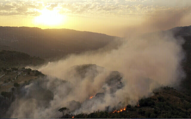 Un incendie de forêt dans le village de Ras el-Harf, dans le district de Baabda, au Liban, le 9 octobre 2020. (AP Photo) Un incendie de forêt dans le village de Ras el-Harf, dans le district de Baabda, au Liban, le 9 octobre 2020. (AP Photo)