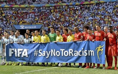 Illustration : Des joueurs d'Argentine, (à gauche), et de Belgique posent avec une banderole antiraciste avant le match de quart de finale de la Coupe du monde de football entre l'Argentine et la Belgique au stade Nacional de Brasilia, au Brésil, le 5 juillet 2014. (AP/Martin Meissner)